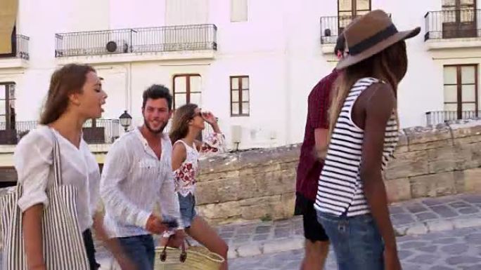 年轻的成年朋友在西班牙伊比沙岛散步，跟踪镜头，在R3D上拍摄