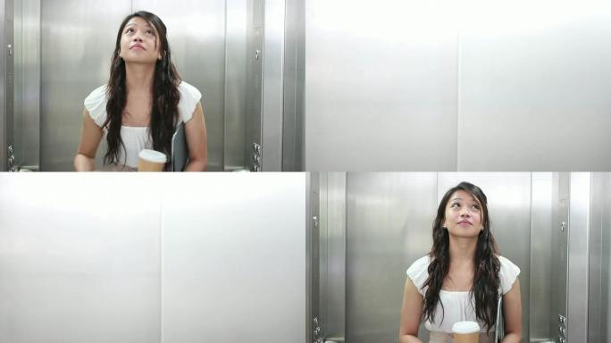 电梯里的女性检查头发