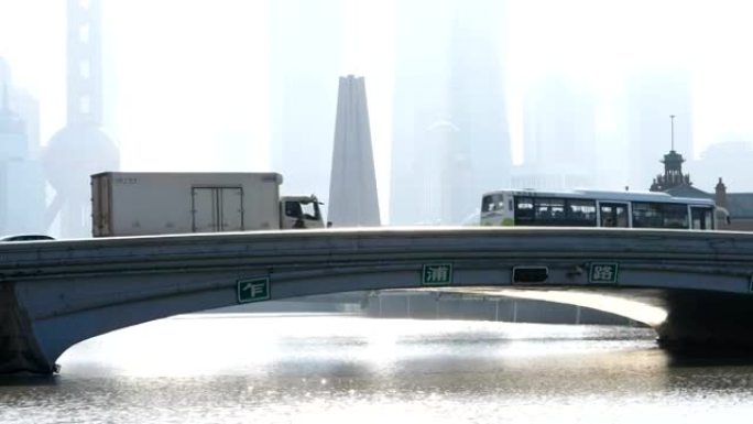 现代城市中城河上的混凝土桥