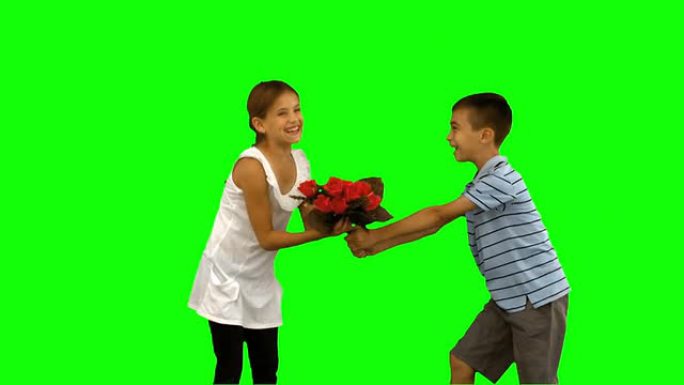 男孩向一个小女孩献上一束鲜花