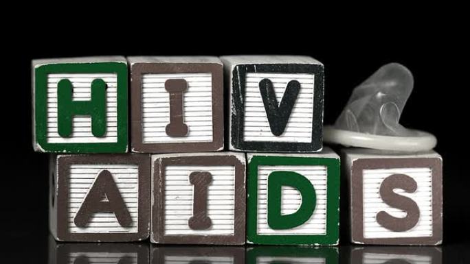 避孕套落在拼写艾滋病和艾滋病毒的街区上