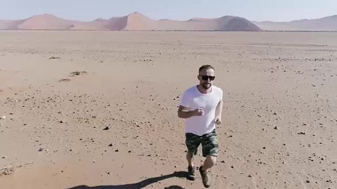 在沙漠上奔跑的人