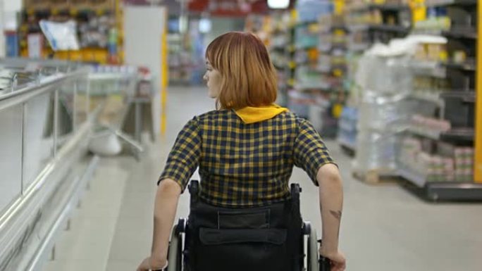坐在轮椅上购物的女人