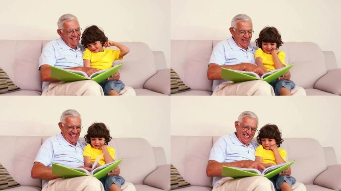 老人带着孙子看相册