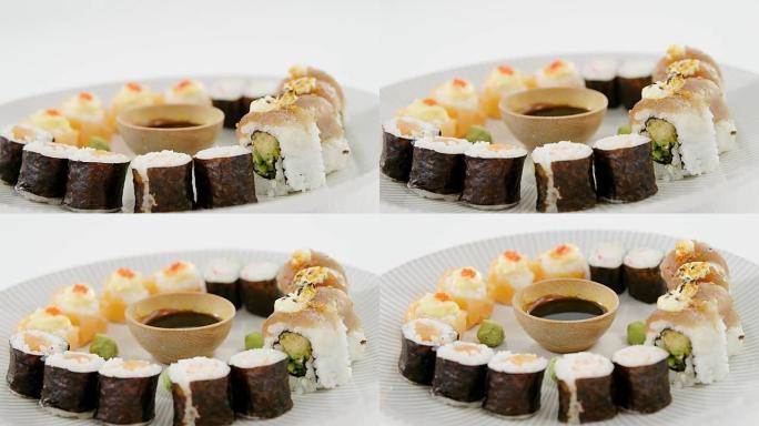 各种寿司放在盘子里