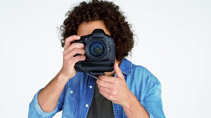 摄影师在使用数码相机拍照时出示名片