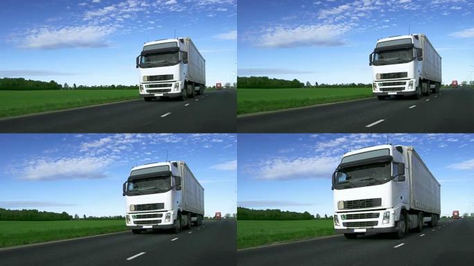 带货运拖车的超速白色半卡车在高速公路上行驶，路边有田野。
