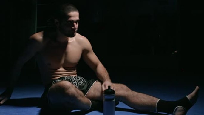口渴的MMA战士喝水