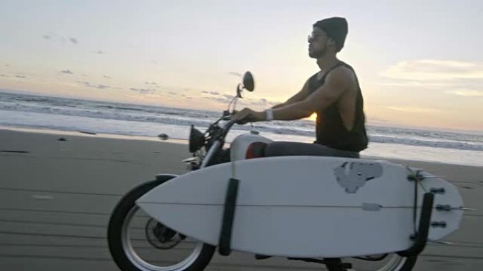 沿着海洋海岸骑摩托车