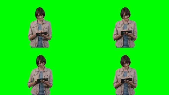 女人在绿色背景下使用数字平板电脑