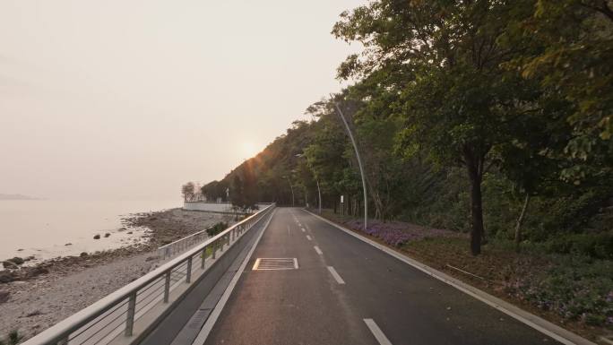 日出时分海边的公路