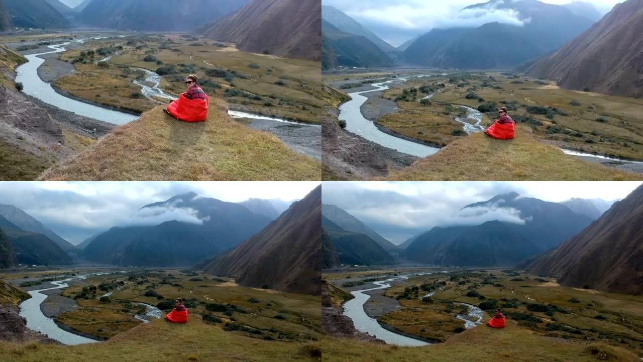 在岩石上休息。山区女游客