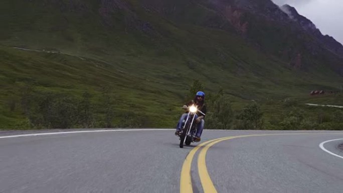 4K超高清:成年男性骑着摩托车在风景优美的高速公路上行驶