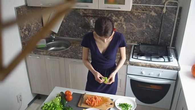 美女在家厨房做饭切菜的俯视图