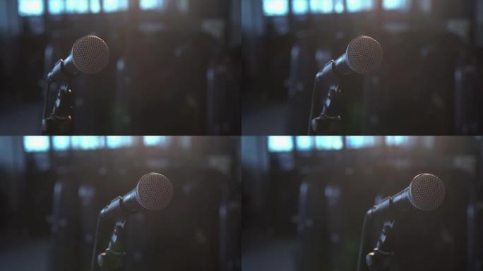 在音乐室背景中，从左到右在聚光灯上规划麦克风的4k镜头。从左到右进行规划