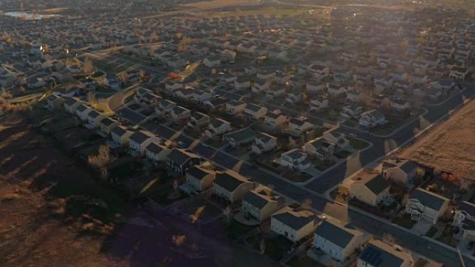 空中: 美国阳光明媚的早晨，大郊区村庄拥有现代排屋