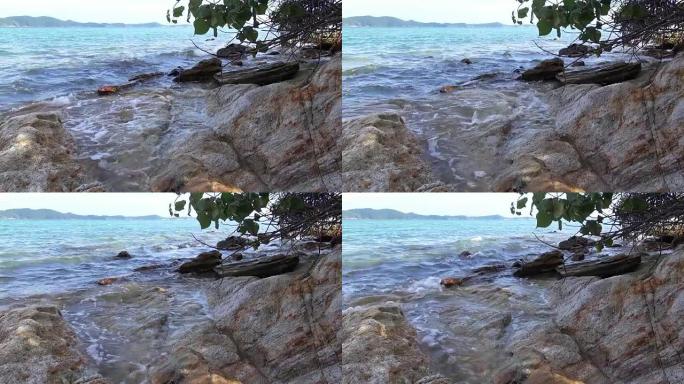 海上冲浪。海浪在沿海岩石上奔跑。原始视频未经任何处理。