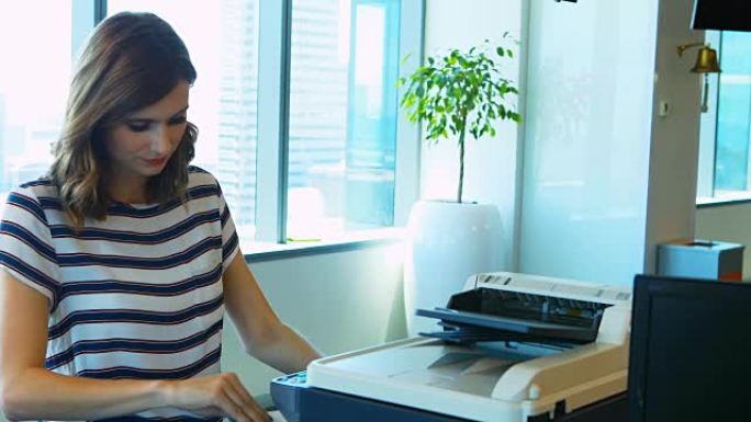 女性高管在办公室使用复印机