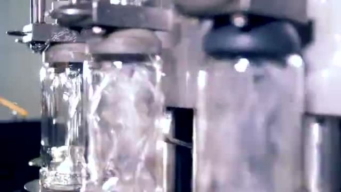 现代工厂装满伏特加的玻璃瓶。