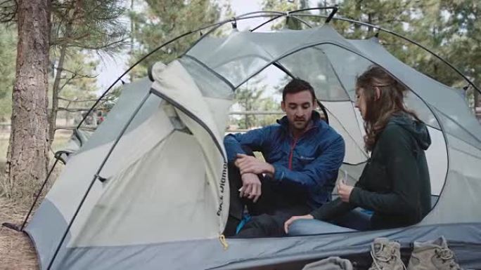 4k UHD: 年轻的高加索夫妇在帐篷里打牌