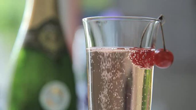 樱桃香槟中许多气泡的连续运动。
