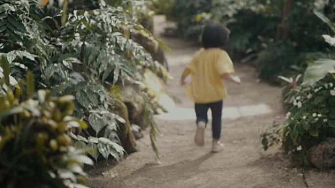 放松练习: 快乐亚洲小女孩跑步