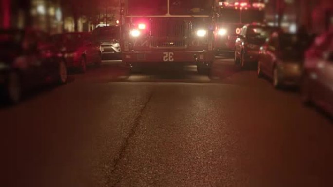 带有警告灯的消防车特写。晚上消防车。