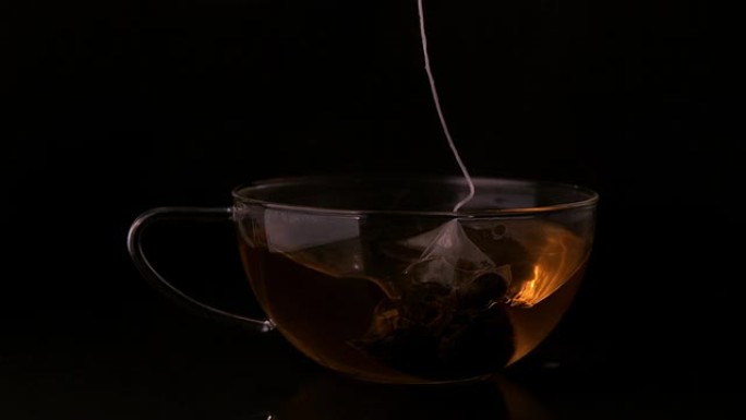 袋泡茶灌入玻璃杯
