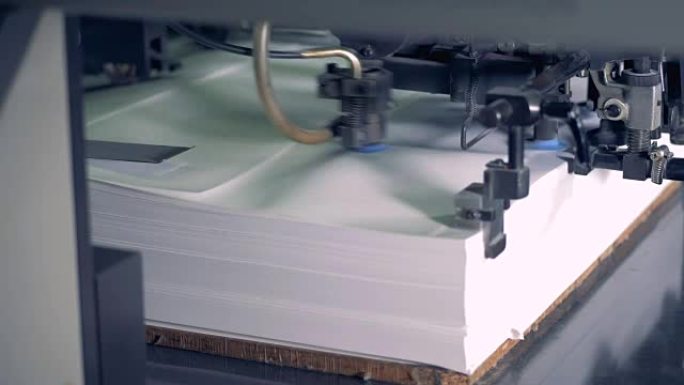 工业机器正在以很高的速度移动纸张