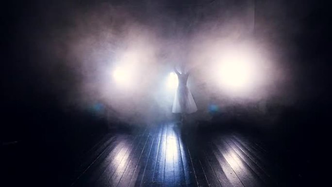 芭蕾舞女演员的轮廓在雾中移动。多莉。慢动作。高清。