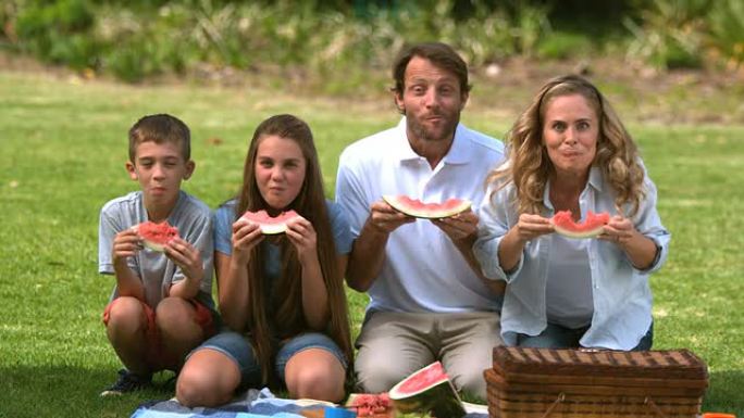 幸福家庭吃西瓜