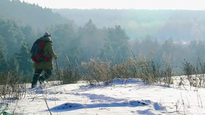 冬季森林中的男性游客徒步旅行