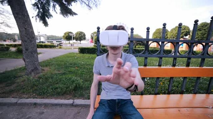 年轻人摘下360的VR眼镜，兴奋地玩VR游戏，印象深刻观看360虚拟现实视频
