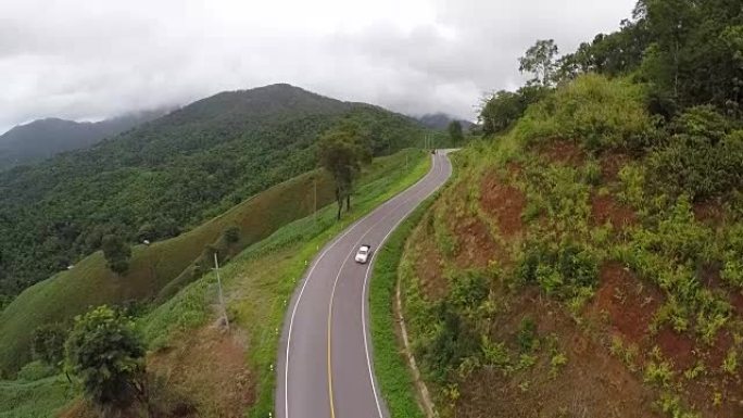 鸟瞰图-山上蜿蜒的道路上的汽车。泰国。