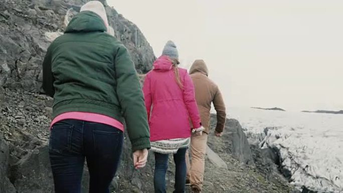 旅行的男女在山上漫步，在冰岛的Vatnajokull冰泻湖附近一起远足