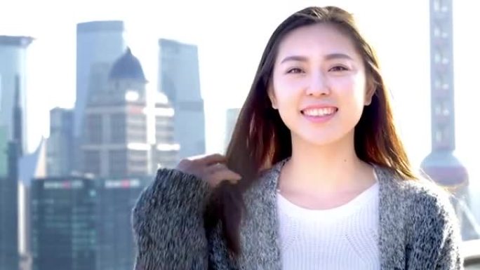 年轻的亚洲女性站在现代城市