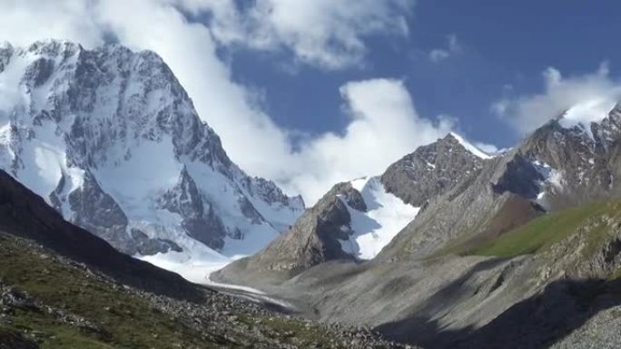 雪山、云彩、蓝天的景观。吉尔吉斯斯坦天山