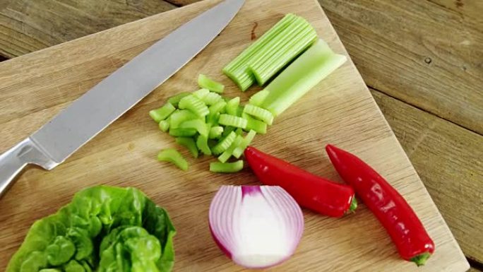 菜板上的蔬菜和菜刀