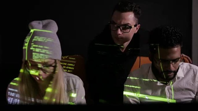 一群在黑暗中使用计算机代码的黑客