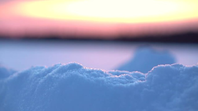 Dop: 黎明时分，一堆雪在寒冷的旷野上闪闪发光