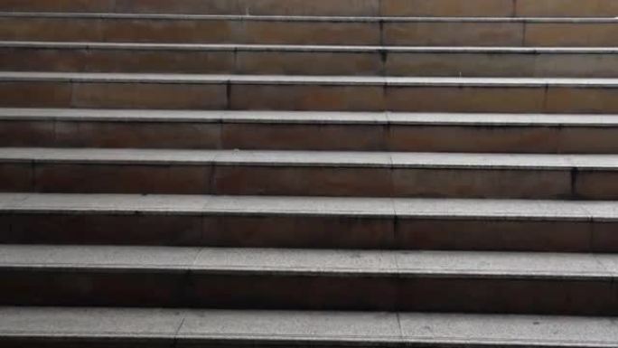 在市区办公中心楼梯上行走的人们的4k镜头，商业和营销概念