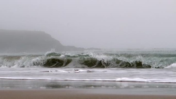 强大的海浪撞击海滩