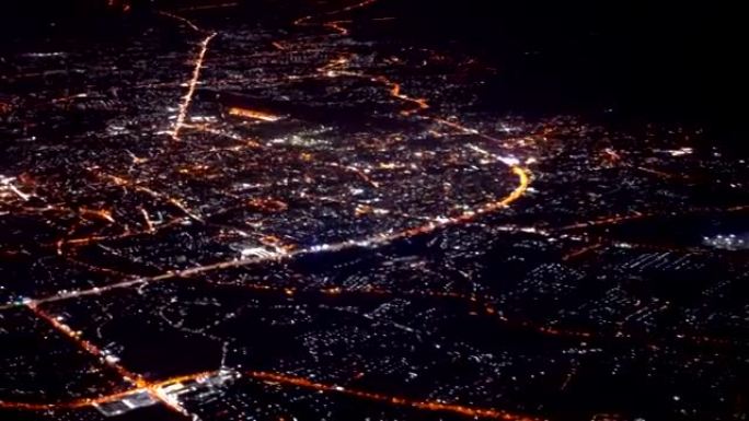从飞机窗口拍摄的泰国清迈市夜景
