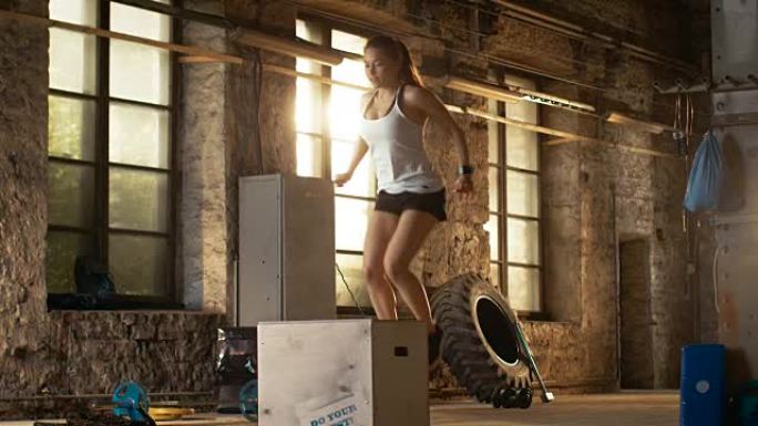 健身女运动员在废弃的工厂体育馆做拳击跳跃。剧烈运动是她日常交叉健身训练计划的一部分。