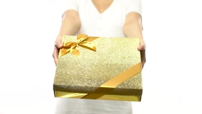 亚洲女性的4k镜头赠送礼物盒