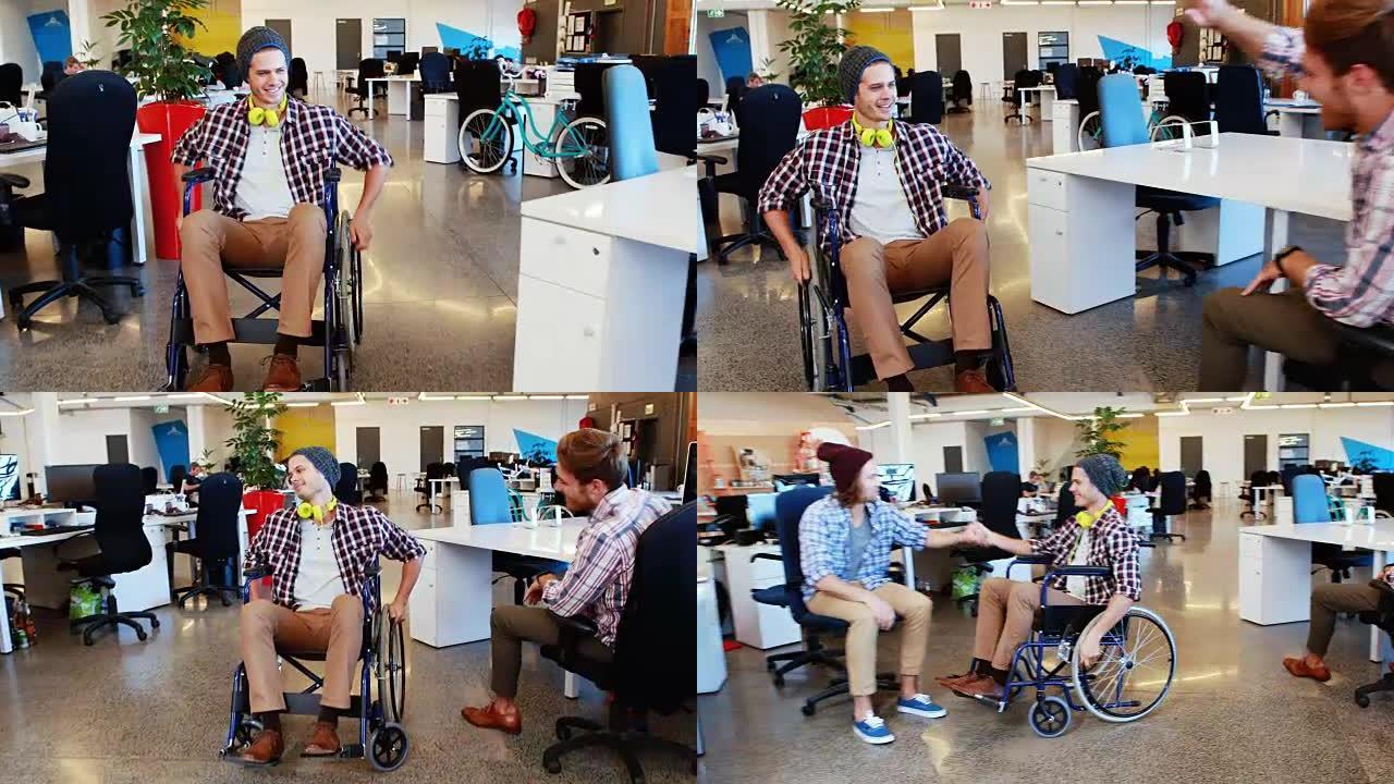 坐在轮椅上的商人向同事高五