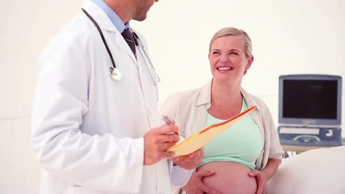 孕妇与医生交谈