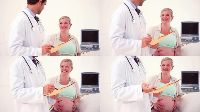孕妇与医生交谈