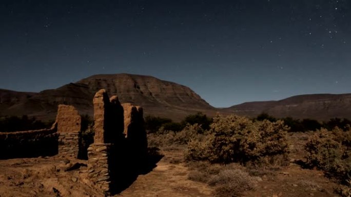 沙漠中的星星与古老的废墟的时光倒流