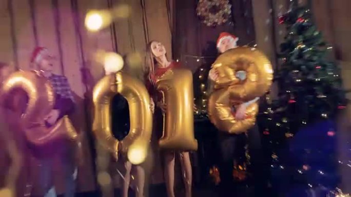 朋友用这个数字形状的气球庆祝2018年。